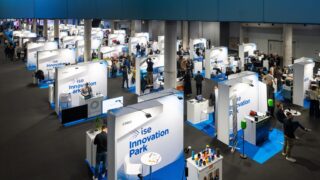 Blick auf die Werbepodeste für Startups auf der ISE 2025